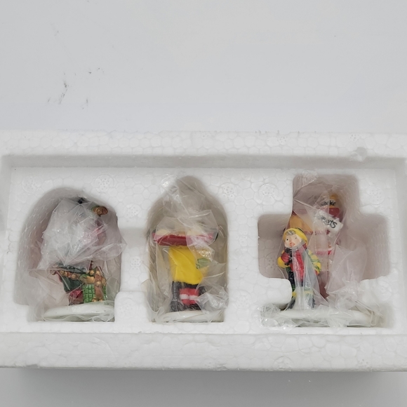 Department 56 Heritage Village "Bakers Elves" #5603-0 - Picture 6 of 8